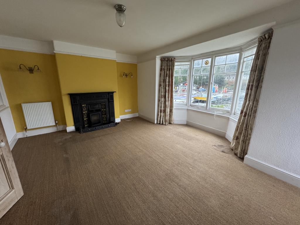Lot: 160 - SPACIOUS WATER-FRONTING PROPERTY - View of living room